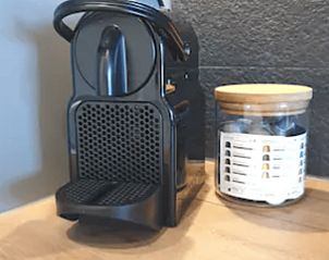 Espressomachine in de keuken van Vakantiehuisje in Jelsum, Friesland voor een perfect kopje koffie.