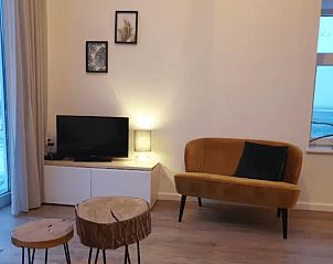 Comfortabele zithoek in Vakantiehuisje in Jelsum, Friesland met uitzicht op het Friese landschap.