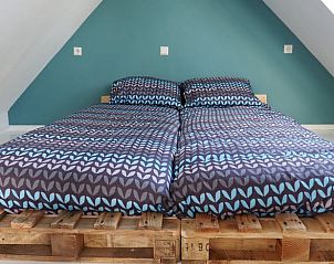 Loft slaapkamer in Vakantiehuisje in Jelsum, Friesland met tweepersoonsbed en houten vloer.