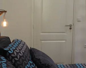 Gezellige slaapkamer in Vakantiehuisje in Jelsum, Friesland met moderne verlichting en deur.