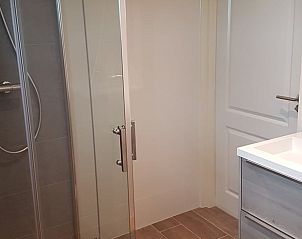 Stijlvolle douche in Vakantiehuisje in Jelsum, Friesland met glazen deur en moderne uitstraling.