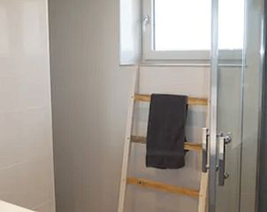 Badkamer met natuurlijk licht in Vakantiehuisje in Jelsum, Friesland, een oase van rust.