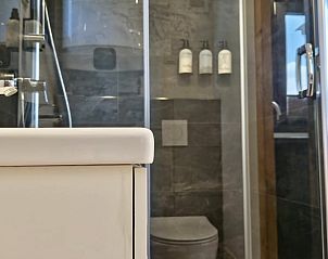 Moderne badkamer in Vakantiehuis in Jelsum, Het Friese platteland, Friesland.