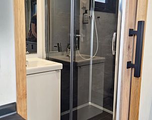 Compacte en moderne douche in Vakantiehuis in Jelsum, Friesland.