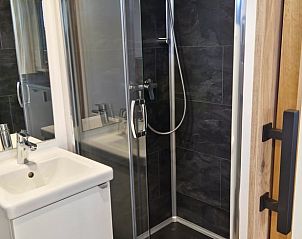 Stijlvolle badkamer met douche in Vakantiehuis in Jelsum, Het Friese platteland.