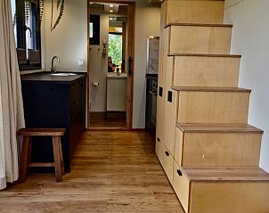 Houten trap en keuken in Vakantiehuis in Jelsum, Het Friese platteland.