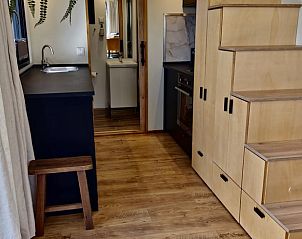 Ruime keuken met trap in Vakantiehuis in Jelsum, Friesland.