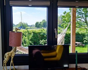 Uitzicht vanuit de woonkamer van Vakantiehuis in Jelsum, Friesland.