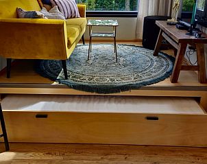 Knusse zithoek met opbergruimte in Vakantiehuis in Jelsum, Friesland.