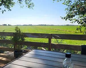 Terras van Vakantiehuis in Jelsum met panoramisch uitzicht over Friesland.