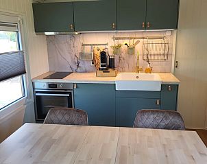 Moderne keuken in Vakantiehuis in Jelsum, ideaal voor koken op het Friese platteland.
