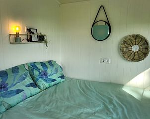 Knusse slaapkamer in Vakantiehuis in Jelsum, Friesland, met stijlvolle inrichting.