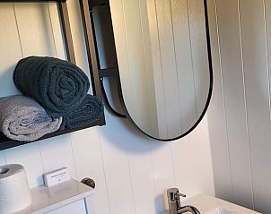 Stijlvolle badkamer in Vakantiehuis in Jelsum, Friesland, met moderne voorzieningen.