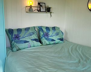 Comfortabele slaapkamer in Vakantiehuis in Jelsum, ideaal voor rust in Friesland.