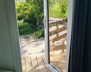 Uitgang naar het terras van Vakantiehuis in Jelsum, met zicht op de natuur van Friesland.