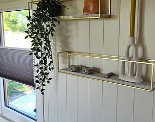 Decoratieve wand in Vakantiehuis in Jelsum, Friesland, met stijlvolle accenten.