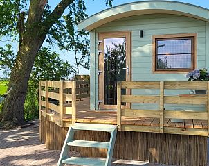 Charmant vakantiehuis in Jelsum met veranda en uitzicht over het Friese platteland.