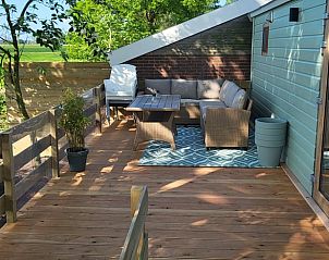 Ruim terras bij Vakantiehuis in Jelsum, ideaal voor buitenleven in Friesland.