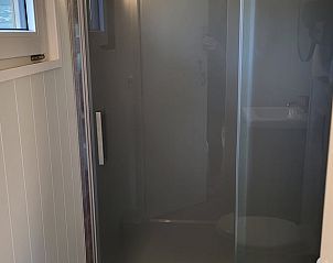 Moderne douche in Vakantiehuis in Jelsum, gelegen op het Friese platteland.