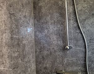 Moderne douche in Vakantiehuis in Jelsum, perfect voor een verfrissende ervaring.