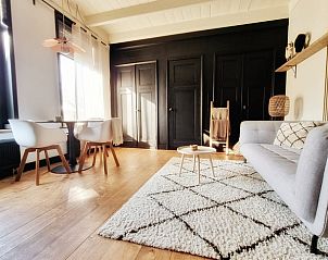 Lichte woonruimte in Vakantiehuis in Burdaard met veel natuurlijk licht op het Friese platteland van Friesland.