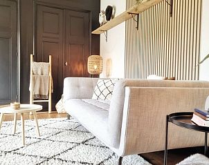 Harmonieuze woonkamer in Vakantiehuis in Burdaard met stijlvolle inrichting op het Friese platteland.