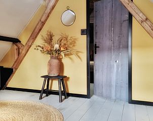 Unieke slaapkamer in Vakantiehuis in Burdaard met rustieke elementen op het Friese platteland in Friesland.