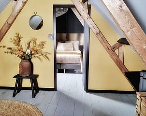 Slaapkamer met rustieke charme in Vakantiehuis in Burdaard, gelegen op het Friese platteland van Friesland.