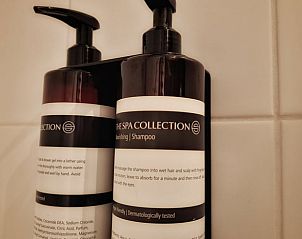 Luxe toiletartikelen in Vakantiehuis in Burdaard, voor een comfortabel verblijf op het Friese platteland.