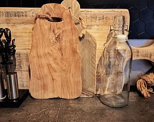 Decoratieve elementen in de keuken van Vakantiehuis in Burdaard, met een rustieke touch in Friesland.