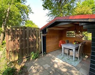 Overdekte veranda bij Vakantiehuisje in Kollumerzwaag voor gezellige buitenmomenten.