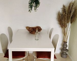 Stijlvolle eetkamer in Vakantiehuisje in Kollumerzwaag, ideaal voor familiediners.