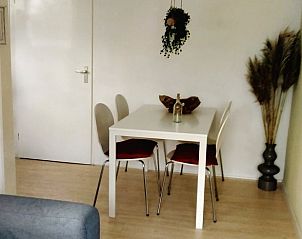 Moderne eetruimte in Vakantiehuisje in Kollumerzwaag, perfect voor gezellige maaltijden.