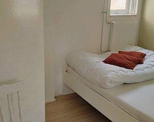 Comfortabele slaapkamer in Vakantiehuisje in Kollumerzwaag met eenpersoonsbed.