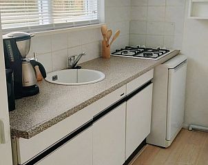 Functionele keuken in Vakantiehuisje in Kollumerzwaag met moderne apparatuur.