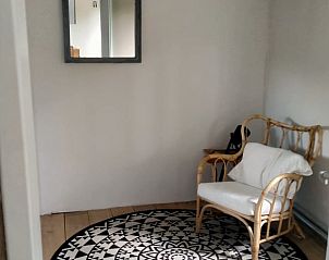 Rustieke zithoek in Vakantiehuis in Kollumerzwaag, Friesland, met natuurlijke elementen en comfort.