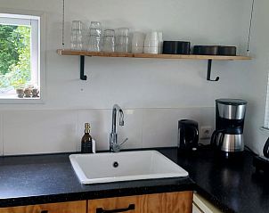 Moderne keuken in Vakantiehuis in Kollumerzwaag, Friesland, met uitzicht op de groene omgeving.