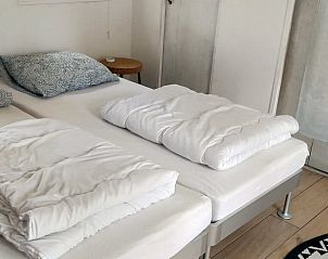 Comfortabele slaapkamer in Vakantiehuis in Kollumerzwaag, Friesland, met zachte bedden en rustige sfeer.