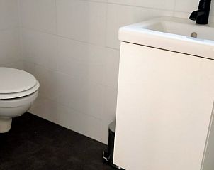 Moderne badkamer in Vakantiehuis in Kollumerzwaag, Friesland, met strakke afwerking en comfort.