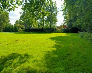 Uitgestrekt grasveld bij Vakantiehuis in Kollumerzwaag, Friesland, perfect voor buitenactiviteiten.