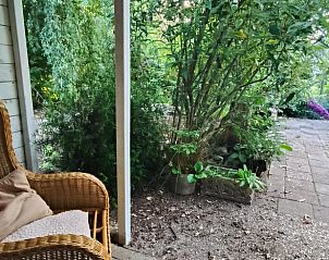 Ontspan op de veranda van Huisje in Kollumersweach te Kollumerzwaag, omgeven door de serene natuur van Friesland.