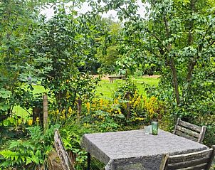Prachtig uitzicht op de tuin vanuit Huisje in Kollumersweach, een idyllisch vakantiehuis in Kollumerzwaag, Friesland.