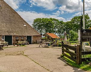 Verken de rustieke binnenplaats van Huisje in Stiens, gelegen in het hart van het Friese platteland, Friesland.