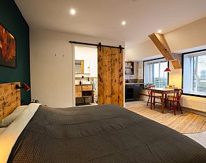 Stijlvolle binnenruimte van Huisje in Stiens, een vakantiehuis in het Friese platteland, Friesland.