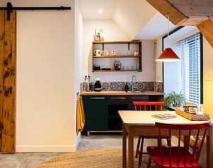 Moderne keuken in Huisje in Stiens, ideaal voor een comfortabel verblijf op het Friese platteland, Friesland.