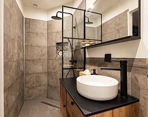 Moderne douche in Huisje in Stiens, een vakantieaccommodatie op het Friese platteland, Friesland.