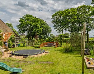 Ruime tuin met speelruimte bij Huisje in Stiens, ideaal voor gezinnen op het Friese platteland, Friesland.