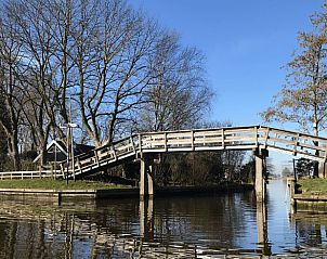 Ontdek de rustieke charme van Vakantiehuisje in Stiens, gelegen aan het water op het Friese platteland in Friesland.