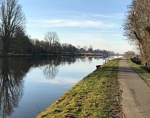 Rustige waterkant bij Vakantiehuisje in Stiens, gelegen op het Friese platteland in Friesland, met prachtig uitzicht en serene natuur.