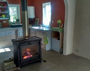 Knusse keuken in vakantiehuisje in Wyns met houtkachel, gelegen op het Friese platteland, Friesland.